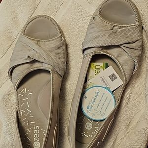 BZEES LADIES 10M Sandle. SILVER...NEW